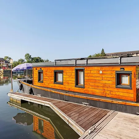 Bateau La Laïta Sur La Rivière Botel *