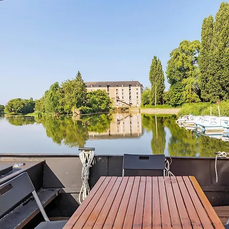 Bateau La Laïta Sur La Rivière Botel *