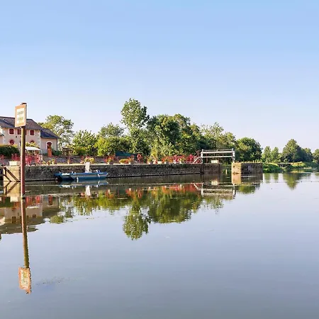 Bateau La Laita Sur La Riviere *