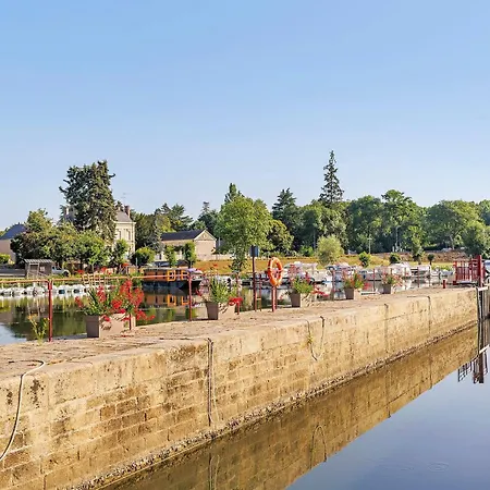 Bateau La Laïta Sur La Rivière Botel *